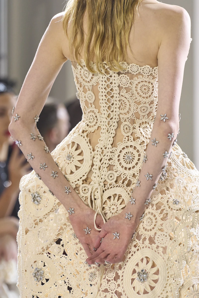 這系列有以手工鉤編和經過處理的愛爾蘭蕾絲為特色,其中包括令人讚嘆的技術之完美結合。 這系列有以手工鉤編和經過處理的愛爾蘭蕾絲為特色,其中包括令人讚嘆的技術之完美結合。