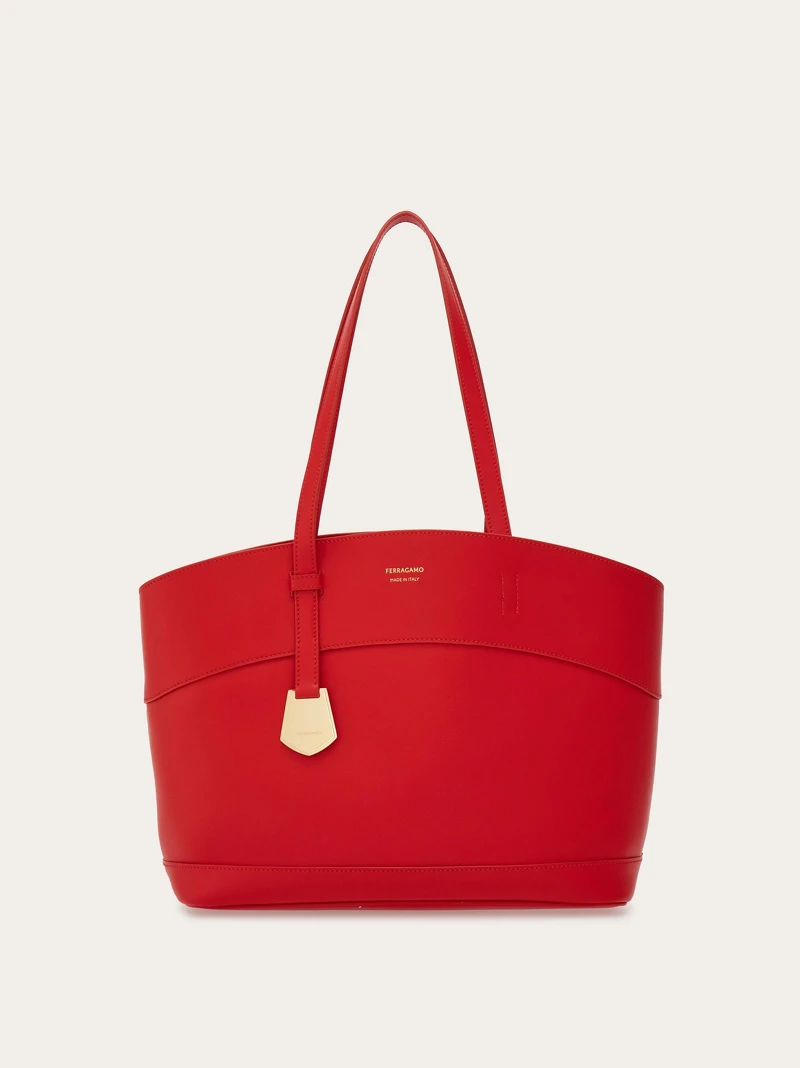 FERRAGAMO 金屬吊牌紅色托特包，NT52,900。