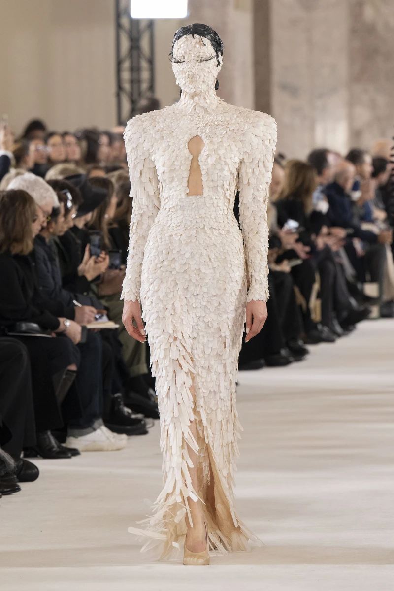 Schiaparelli 2024春夏高級訂製系列。 Schiaparelli 2024春夏高級訂製系列。