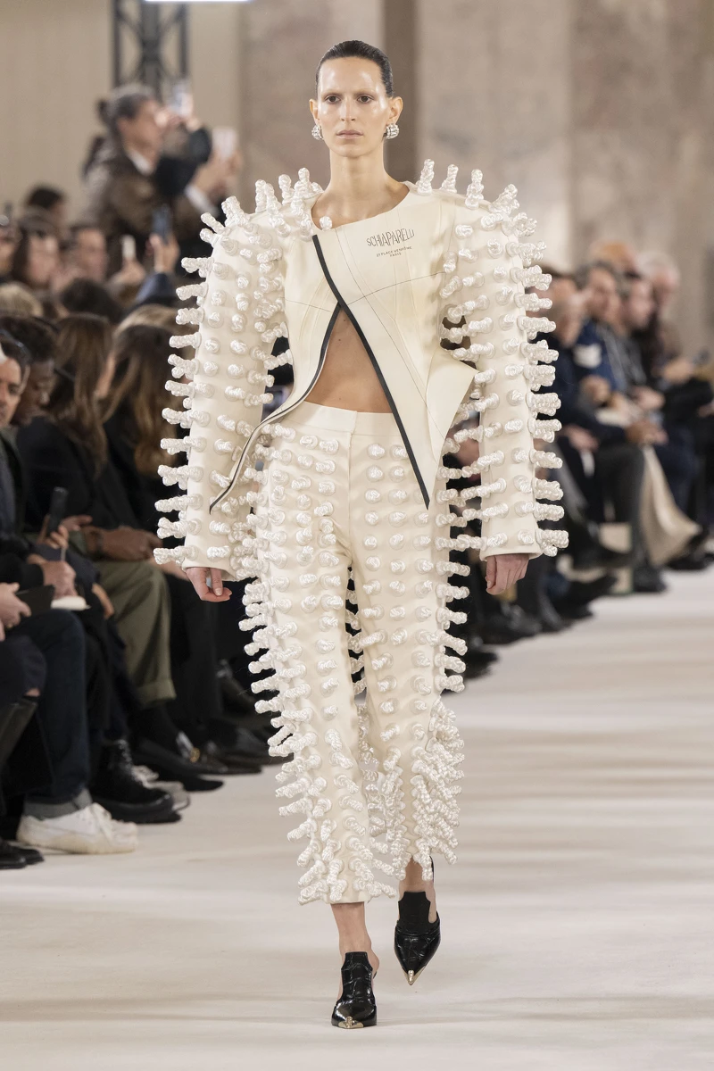 Schiaparelli 2024春夏高級訂製系列。 Schiaparelli 2024春夏高級訂製系列。