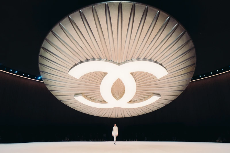 Chanel 2024高級訂製大秀開場,藝術總監 Virginie Viard 從一顆鈕扣串起動人故事。 Chanel 2024高級訂製大秀開場,藝術總監 Virginie Viard 從一顆鈕扣串起動人故事。