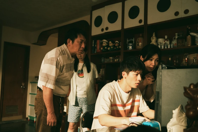 《青春18x2 通往有你的旅程》金鐘視帝屈中恆（左）和郁方（右）分別飾演許光漢（中）的父母。