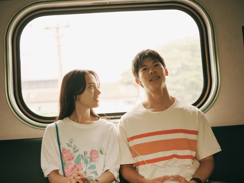《青春18x2 通往有你的旅程》劇照4＿由許光漢（右）和清原果耶（左）共同主演。