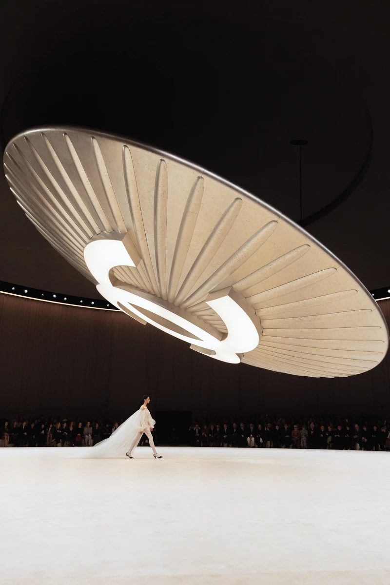 Chanel 2024春夏高級訂製會場以一顆鑽石鈕扣為題,以微觀連結至宏觀,令人驚豔。 Chanel 2024春夏高級訂製會場以一顆鑽石鈕扣為題,以微觀連結至宏觀,令人驚豔。