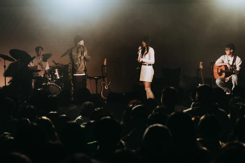 黃玠瑋、洪申豪一起演唱〈礦石〉