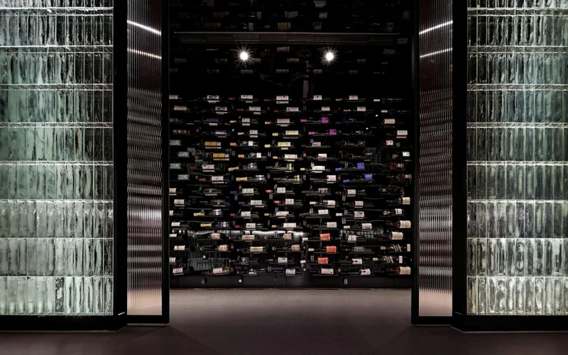 酒窖帶有獨有的光影設計，增添空間體驗的另一層感受走入式的酒櫃，讓愛好品酒人士，能隨著服務人員 的帶領，入內挑選自己喜愛的酒款。 同時，跳脫一般走入式酒窖的設計，運用光與影的洗入式呈現，創造優雅而神秘的體驗感受。不僅增添走入內挑選酒的期待興奮感，更讓整體空間的設計感更有所不同，留下記憶點。