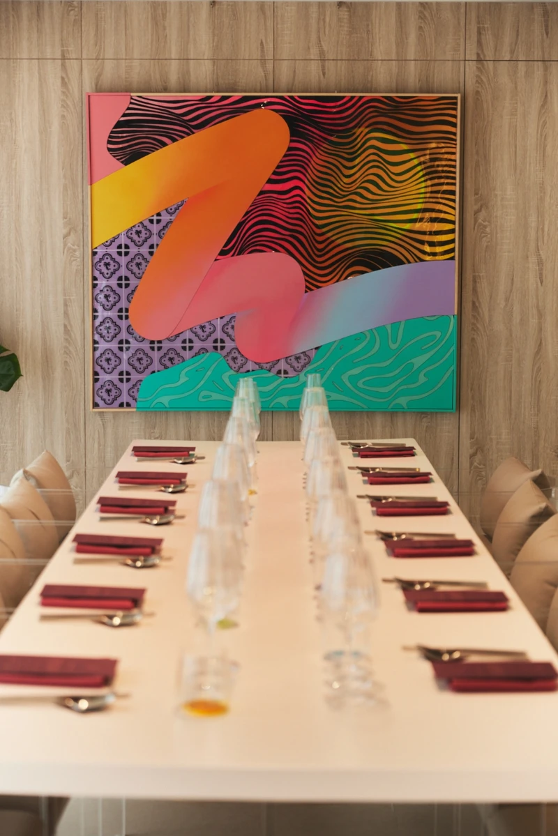包廂空間的畫作這道畫作《Destiny》。是由藝術家 Bonito 特別為 Aleisha 設計。融 合 Chef Nico 至今的人生旅程，從實質精神面的轉化，到實際體驗的國家群、區域等，運用色彩和線 條展現其中，繽紛的色彩、綿延的流線，凸顯其生生不息的活力與旅程精彩；透過流線的延展，也呈現出生命旅程的繼續前進。