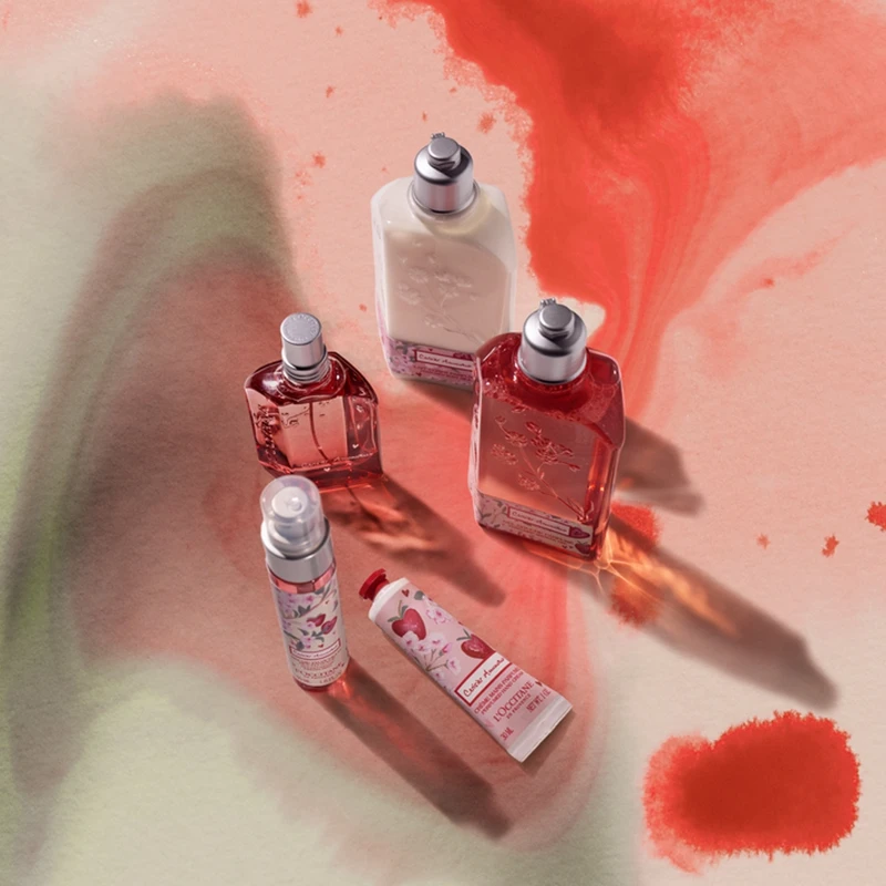 L’OCCITANE歐舒丹草莓櫻花香氛系列情境照。