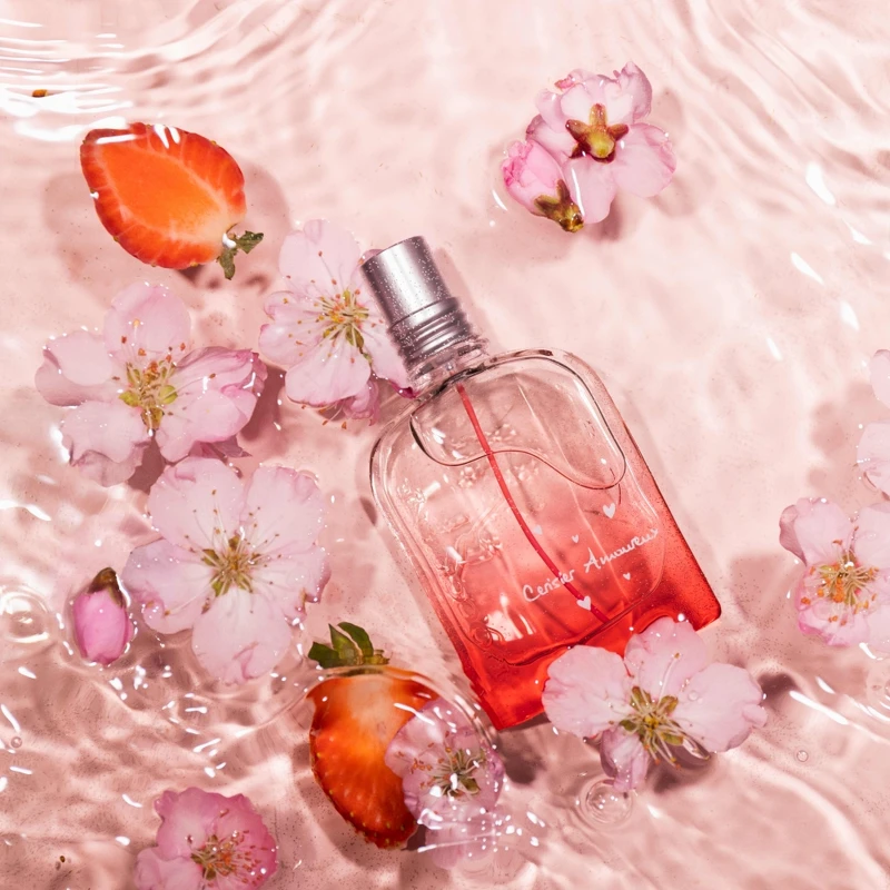 L’OCCITANE歐舒丹草莓櫻花淡香水情境照。 L’OCCITANE歐舒丹草莓櫻花淡香水情境照。