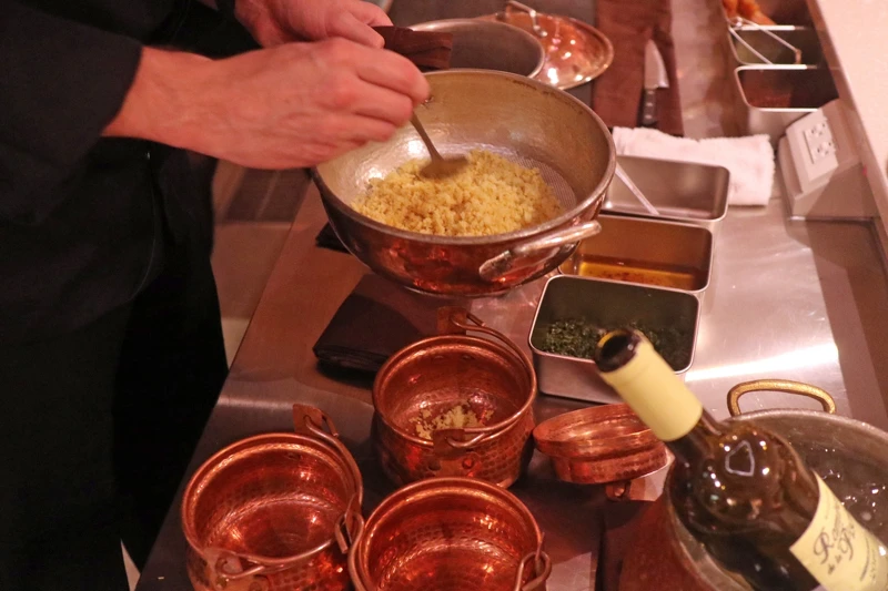 主廚 Nico 想將這份手工美味帶到客人的餐桌上，因此採一份一份製作。