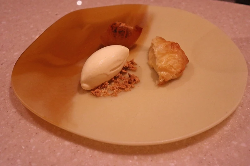 最後以主廚特別訂製的器皿裝載，色澤與甜點完成的樣貌相當搭襯。