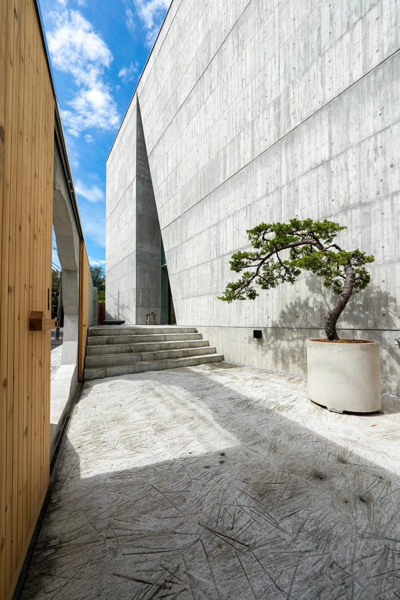 建築物大門以破與立的不規則開口抓住所有人的目光。 建築物大門以破與立的不規則開口抓住所有人的目光。