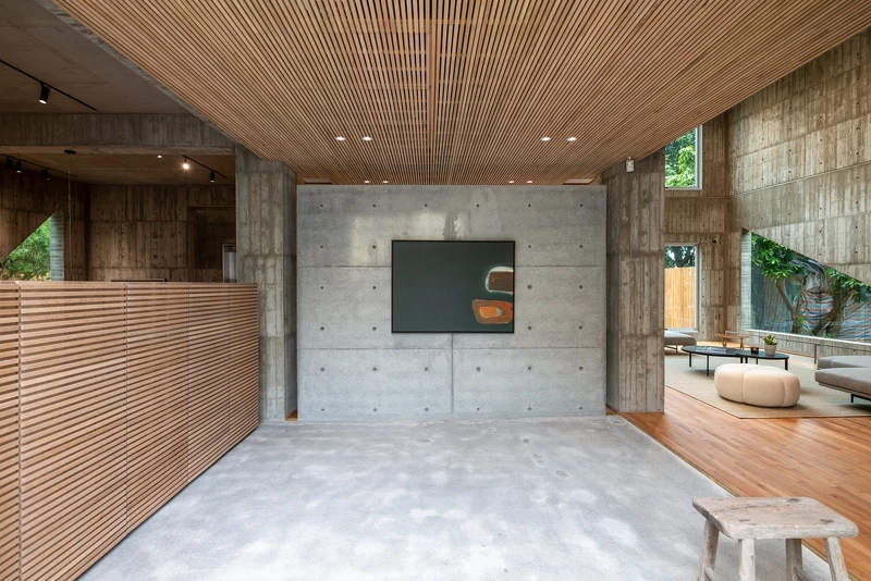 穿越破印木門,即刻進入一個與外界隔絕、靜謐的前庭,這裡彷彿凝結了充滿歲月痕跡的氛圍。 穿越破印木門,即刻進入一個與外界隔絕、靜謐的前庭,這裡彷彿凝結了充滿歲月痕跡的氛圍。