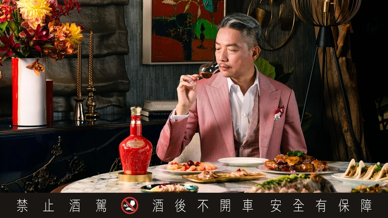 象徵貴氣與東方王者風範的朱紅瓶身,「皇家禮炮24年干邑桶」讓威士忌達人林一峰忍不住大嘆:「這個顏色真的是太喜氣了,加上我心中最適合搭中式美食的干邑桶,簡直就是尾牙、年菜、春酒的大殺器啊!」 象徵貴氣與東方王者風範的朱紅瓶身,「皇家禮炮24年干邑桶」讓威士忌達人林一峰忍不住大嘆:「這個顏色真的是太喜氣了,加上我心中最適合搭中式美食的干邑桶,簡直就是尾牙、年菜、春酒的大殺器啊!」