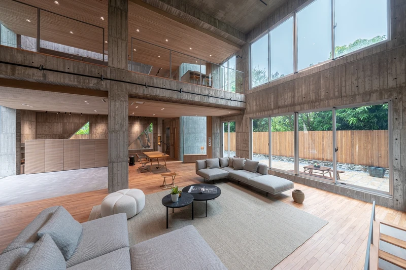 樓兩層挑高的大面窗透著陽光,東側建築配有兩扇三角形大窗,與主建築形成和諧搭配。 樓兩層挑高的大面窗透著陽光,東側建築配有兩扇三角形大窗,與主建築形成和諧搭配。