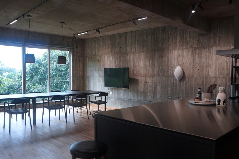 48坪的樓面交織呈現出超過百坪的空間感,連續的落地窗賦予空間順暢流動和音樂般的節奏。 48坪的樓面交織呈現出超過百坪的空間感,連續的落地窗賦予空間順暢流動和音樂般的節奏。