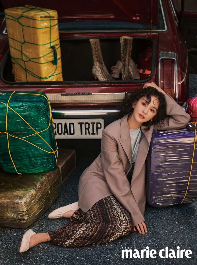 蟒蛇紋路平肩洋裝、灰色西裝外套、白色平底鞋、金色耳環,all by Fendi。 蟒蛇紋路平肩洋裝、灰色西裝外套、白色平底鞋、金色耳環,all by Fendi。