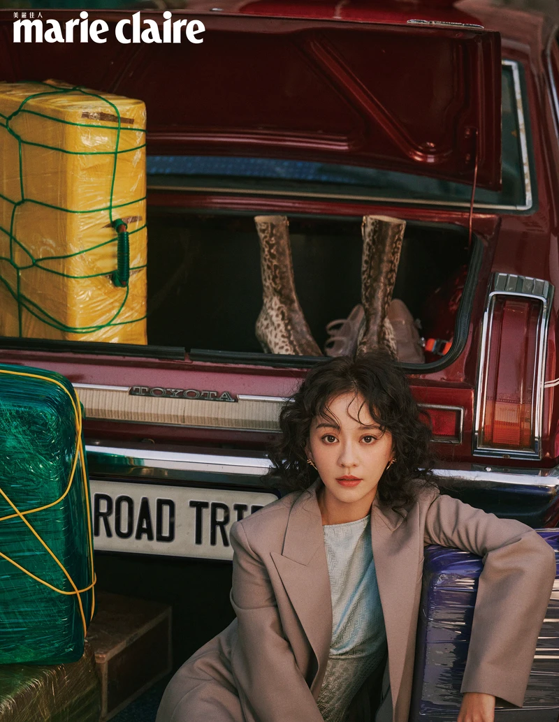 蟒蛇紋路平肩洋裝、灰色西裝外套、金色耳環,all by Fendi。 蟒蛇紋路平肩洋裝、灰色西裝外套、金色耳環,all by Fendi。