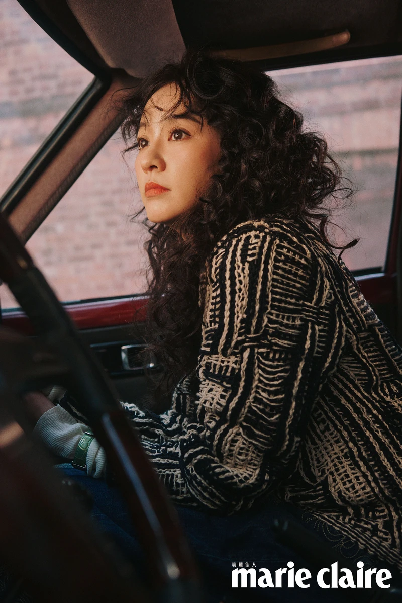 混色針織毛衣、棉質上衣,all by Bottega Veneta;單寧長褲,Isabel Marant;Mini Dolcevita 迷你多情系列羅馬鏤雕綠鱷魚皮革錶帶鑲鑽腕錶,Longines。 混色針織毛衣、棉質上衣,all by Bottega Veneta;單寧長褲,Isabel Marant;Mini Dolcevita 迷你多情系列羅馬鏤雕綠鱷魚皮革錶帶鑲鑽腕錶,Longines。