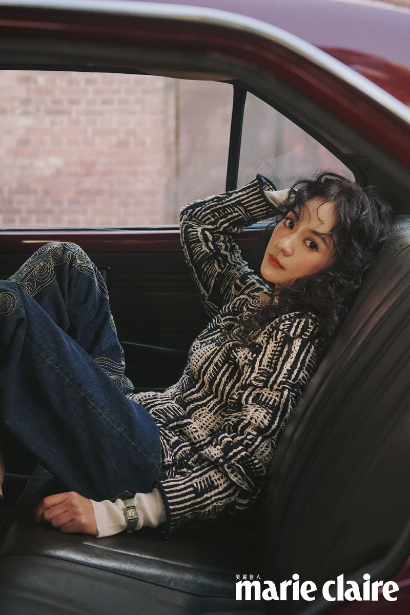 混色針織毛衣、棉質上衣,all by Bottega Veneta;單寧長褲,Isabel Marant;Mini Dolcevita 迷你多情系列羅馬鏤雕綠鱷魚皮革錶帶鑲鑽腕錶,Longines。 混色針織毛衣、棉質上衣,all by Bottega Veneta;單寧長褲,Isabel Marant;Mini Dolcevita 迷你多情系列羅馬鏤雕綠鱷魚皮革錶帶鑲鑽腕錶,Longines。