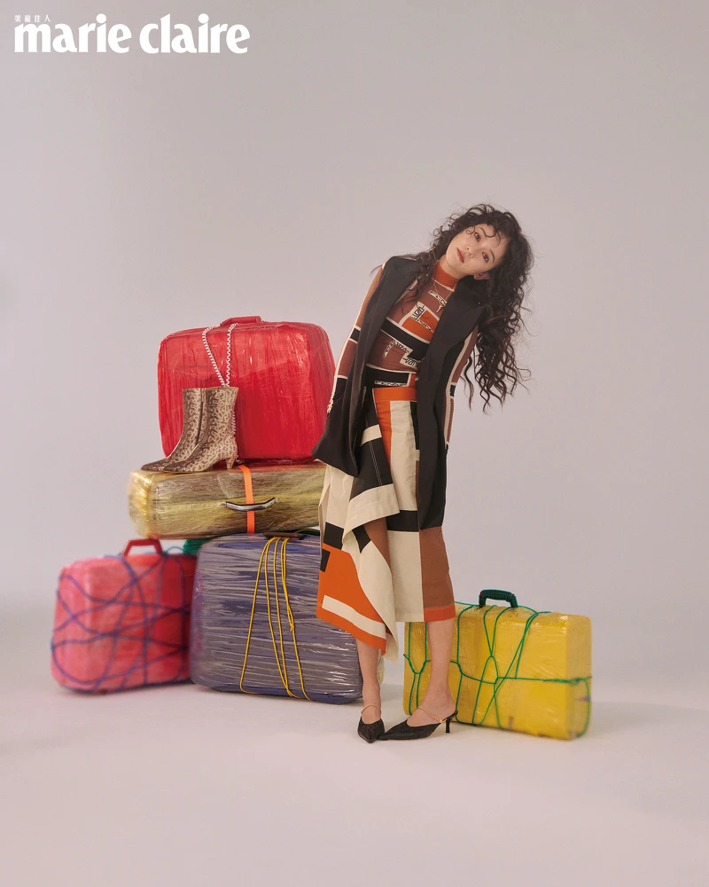 色塊拼接高領上衣、色塊拼接中長裙、黑色中跟露根鞋、金色項鍊,all by Fendi。 色塊拼接高領上衣、色塊拼接中長裙、黑色中跟露根鞋、金色項鍊,all by Fendi。