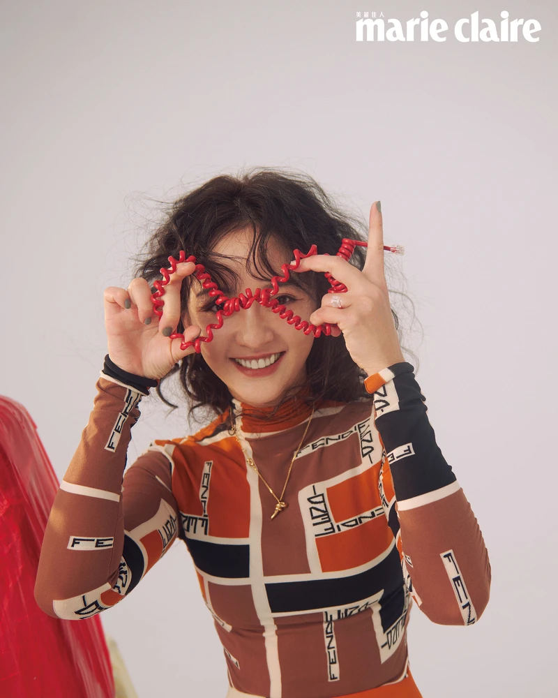 色塊拼接高領上衣、色塊拼接中長裙、金色項鍊,all by Fendi。 色塊拼接高領上衣、色塊拼接中長裙、金色項鍊,all by Fendi。