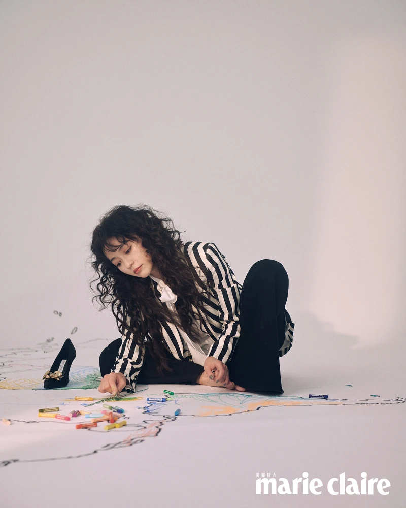 白色絲質襯衫、黑白條紋西裝外套,both by Moschino;黑色喇叭褲,Maje。 白色絲質襯衫、黑白條紋西裝外套,both by Moschino;黑色喇叭褲,Maje。