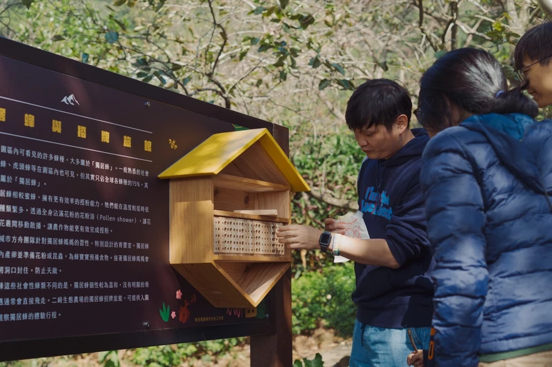 打造了臺灣第一家招牌獨居蜂旅館。