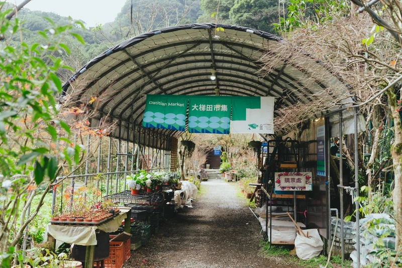 同時也將視覺識別擴展到園區內，解決了過去指標複雜的問題。