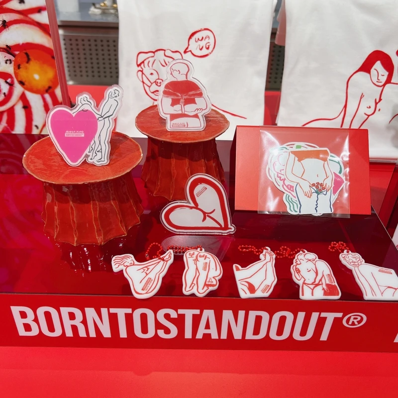 BORNTOSTANDOUT X 韓國插畫藝術家MINZO KING手機支架(愛*3、禮物、我是你的誰)NT420。鑰匙圈(親密愛人、笨蛋、狗奴、紅色慾望、紅色慾望、情繩)NT420。T-Shirt(戀人、狗奴)NT1,500。小情小愛貼紙套組NT240