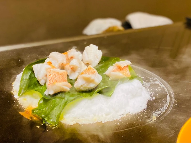 透過鹽燒蒸煮料理方式完成料理。 透過鹽燒蒸煮料理方式完成料理。