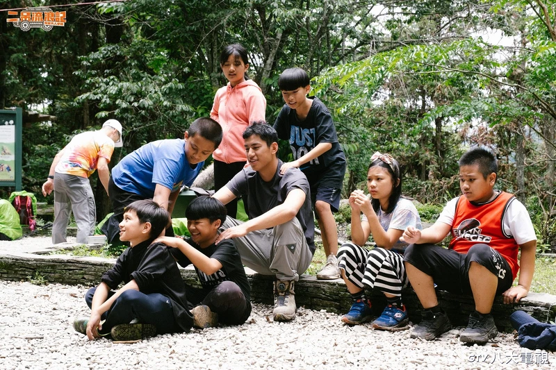 朱軒洋挑戰「高山協作」工作,帶著小朋友們走進山林,過程險些崩潰。 朱軒洋挑戰「高山協作」工作,帶著小朋友們走進山林,過程險些崩潰。