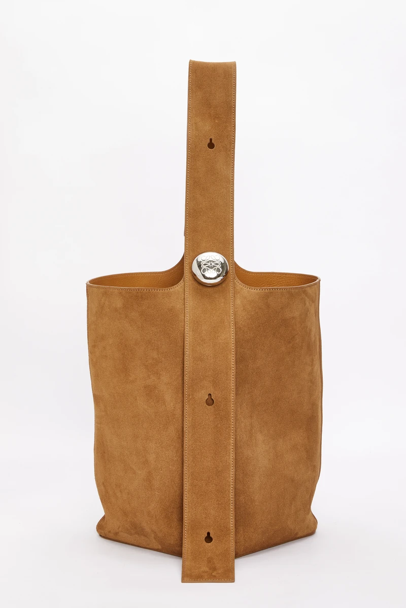 Pebble 焦糖色麂皮肩背包，價格店洽。