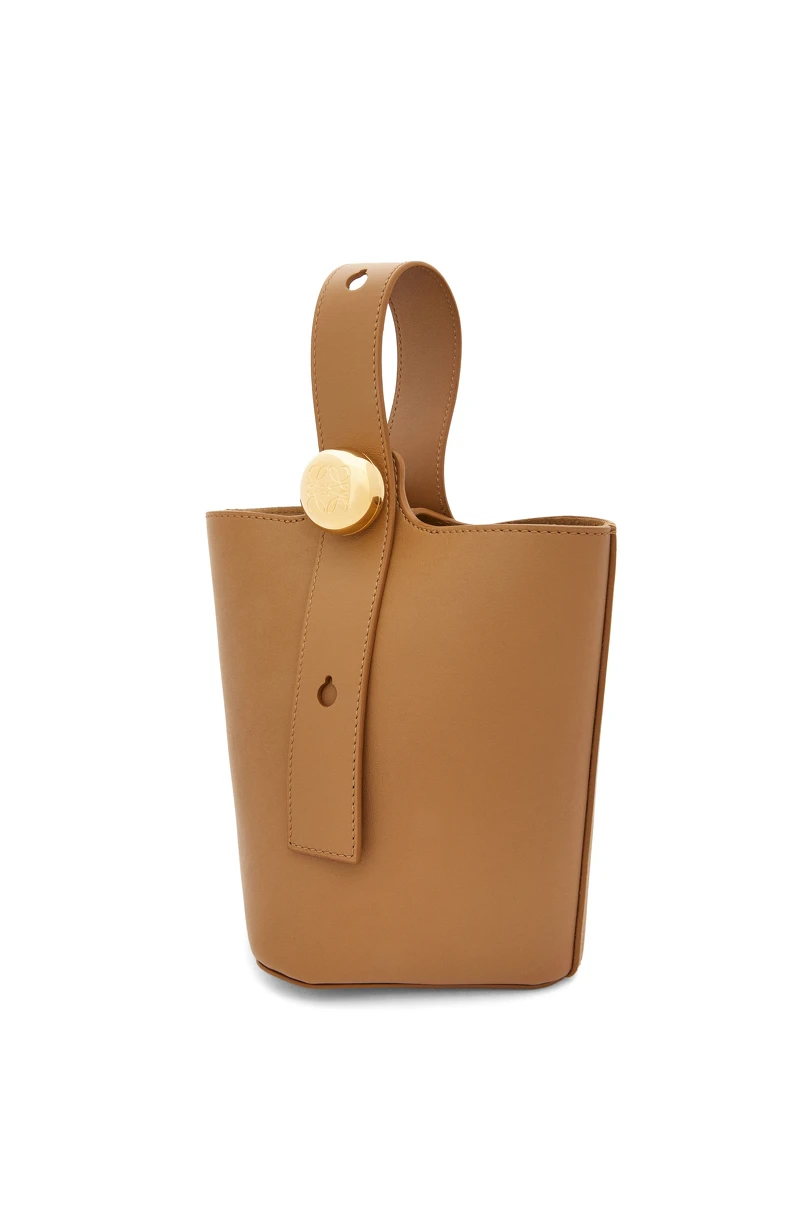 Pebble 焦糖色小牛皮迷你肩背包，NT$73,000。