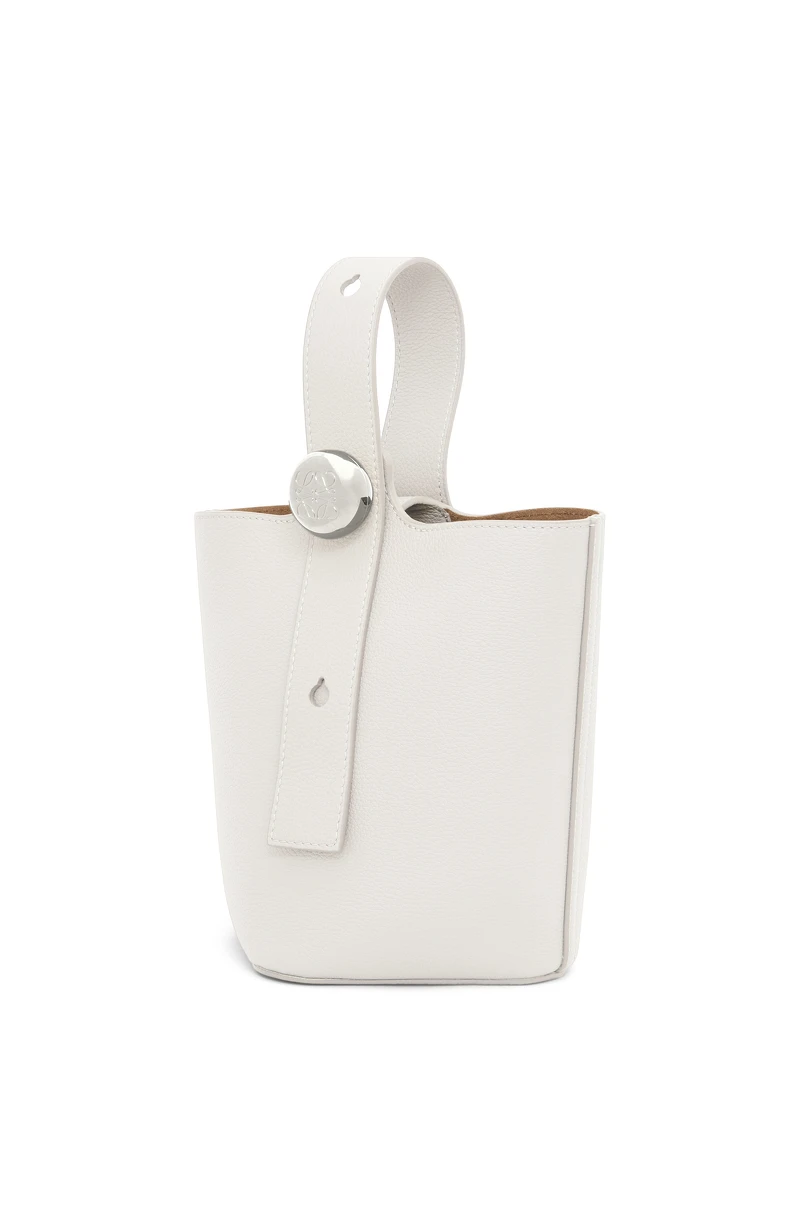 Pebble 米白色小牛皮迷你肩背包，NT$73,000。