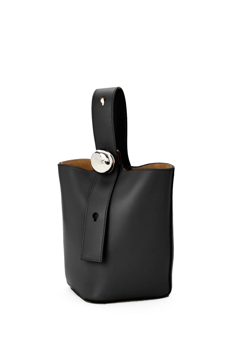 Pebble 經典黑小牛皮迷你肩背包，NT$73,000。