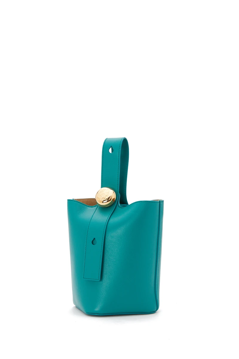 Pebble 翠玉綠小牛皮迷你肩背包，NT$73,000。