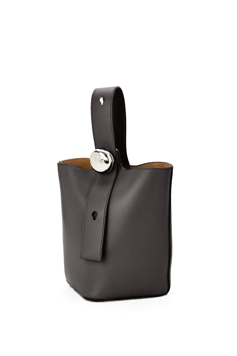 Pebble 灰黑色小牛皮迷你肩背包，NT$73,000。