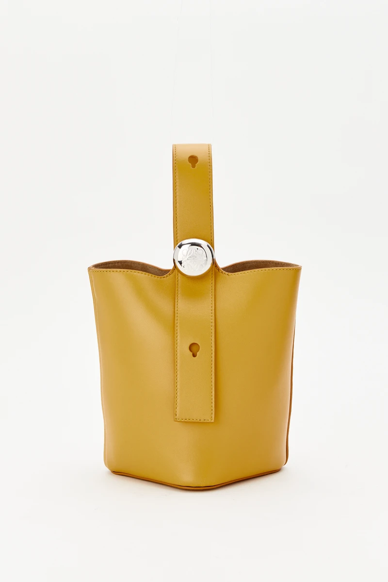 Pebble 芥末黃小牛皮迷你肩背包，NT$73,000。