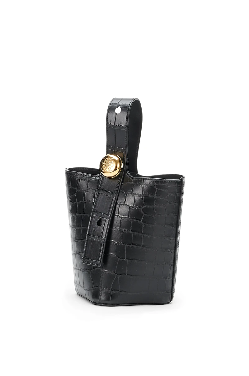 Pebble 經典黑壓紋迷你肩背包，價格店洽。