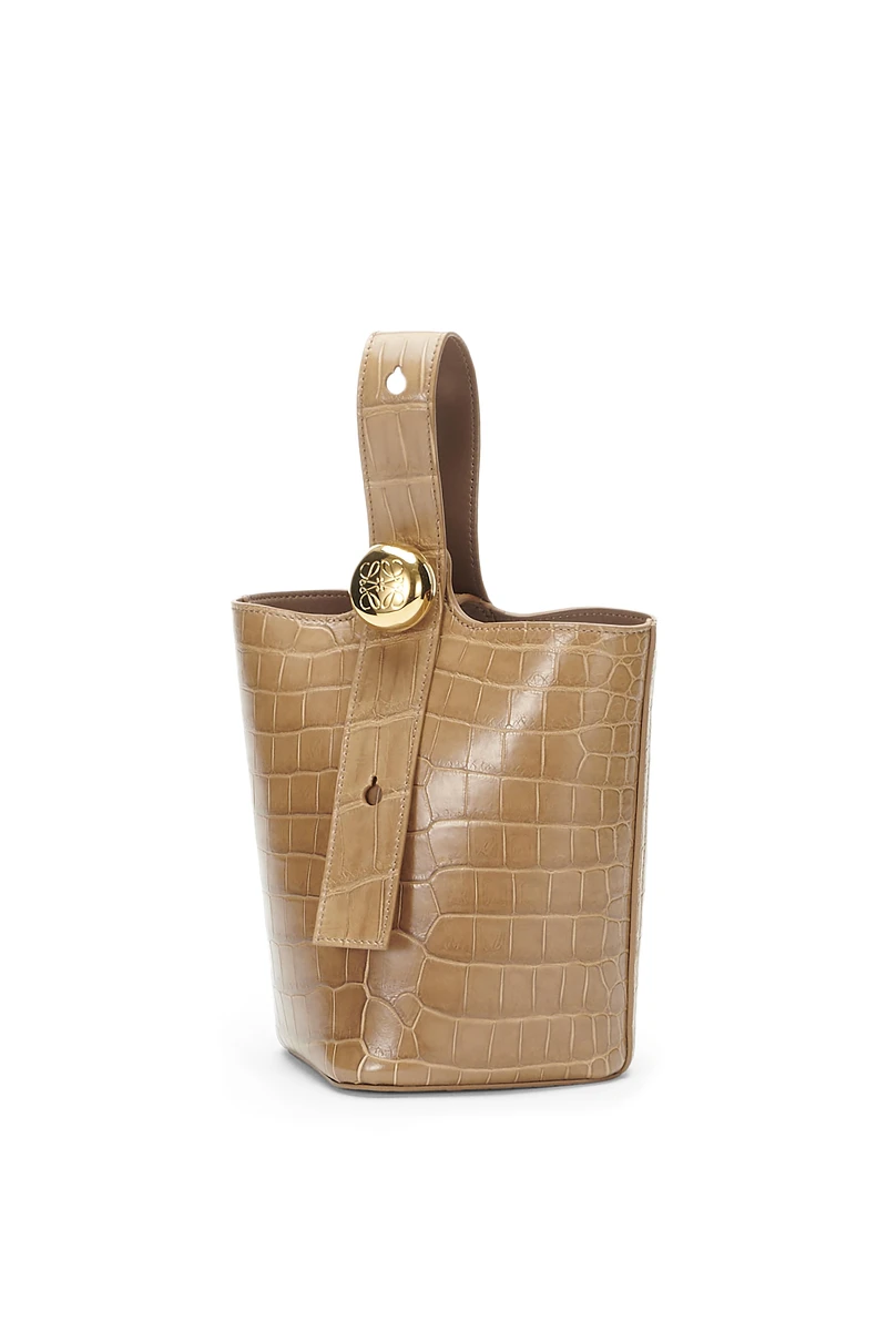 Pebble 焦糖棕壓紋迷你肩背包，價格店洽。