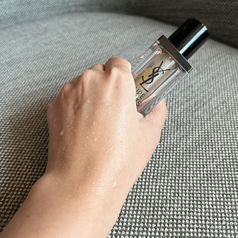 YSL極效活萃夜光仙人掌超級精華質地。