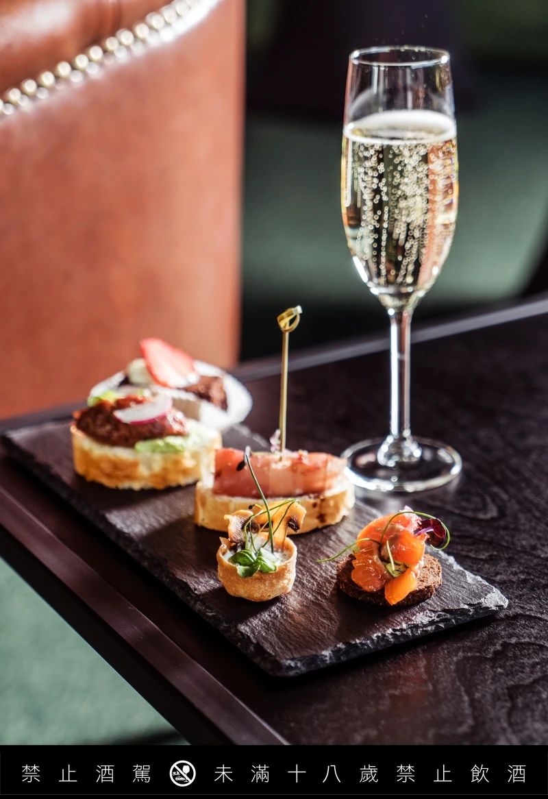 看似冷冰冰的「科技製酒」,然而其背後的原因卻相當具有人性思考,為傳統找到全新生機。 看似冷冰冰的「科技製酒」,然而其背後的原因卻相當具有人性思考,為傳統找到全新生機。