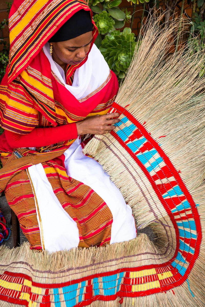 Qaymi Arts and Craft 工藝與設計(2024 年 2 月)Qaymi Arts and Craft 將把他們祖傳的索馬利亞(Somali)編織技術帶到 MPavilion,在為期一周的工作坊邀請訪客參與製作一件大型藝術品,由墨爾本的青草、竹子和回收織物等天然材料組成。 Qaymi Arts and Craft 工藝與設計(2024 年 2 月)Qaymi Arts and Craft 將把他們祖傳的索馬利亞(Somali)編織技術帶到 MPavilion,在為期一周的工作坊邀請訪客參與製作一件大型藝術品,由墨爾本的青草、竹子和回收織物等天然材料組成。