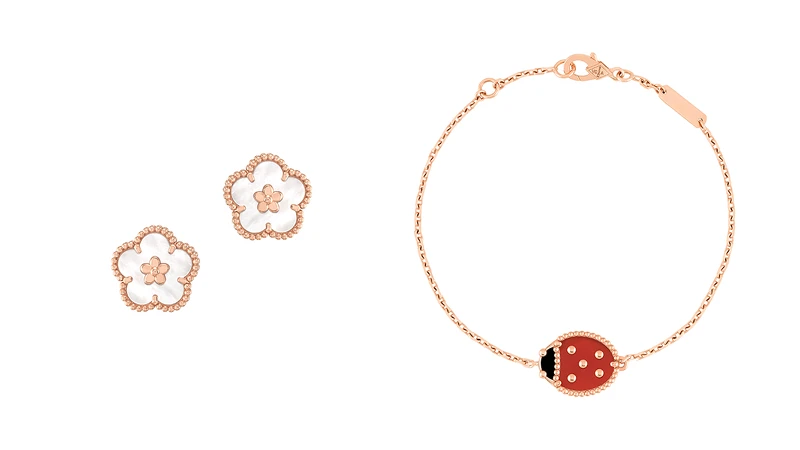 Lucky Spring 梅花耳環(玫瑰金、白色珍珠母貝)。 Lucky Spring 瓢蟲手鍊(玫瑰金、紅玉髓、縞瑪瑙)。