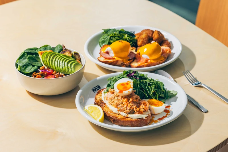班尼迪克蛋(上)、酪梨蔬菜碗(中)、鮭魚熟肉醬開放三明治配溏心蛋(下)。 班尼迪克蛋(上)、酪梨蔬菜碗(中)、鮭魚熟肉醬開放三明治配溏心蛋(下)。
