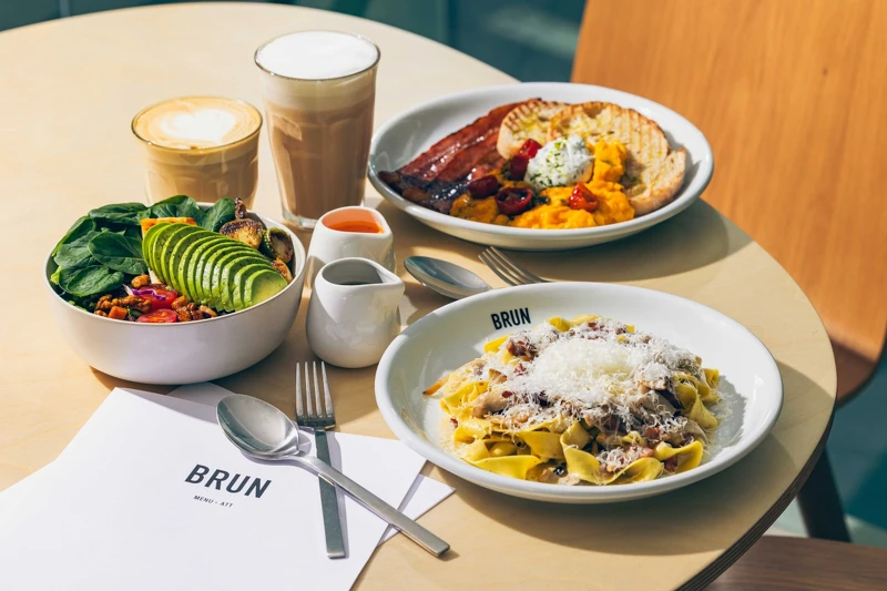 經典炒蛋(上)、酪梨蔬菜碗(中)、奶油雞蛋培根手工寬麵(下)。 經典炒蛋(上)、酪梨蔬菜碗(中)、奶油雞蛋培根手工寬麵(下)。