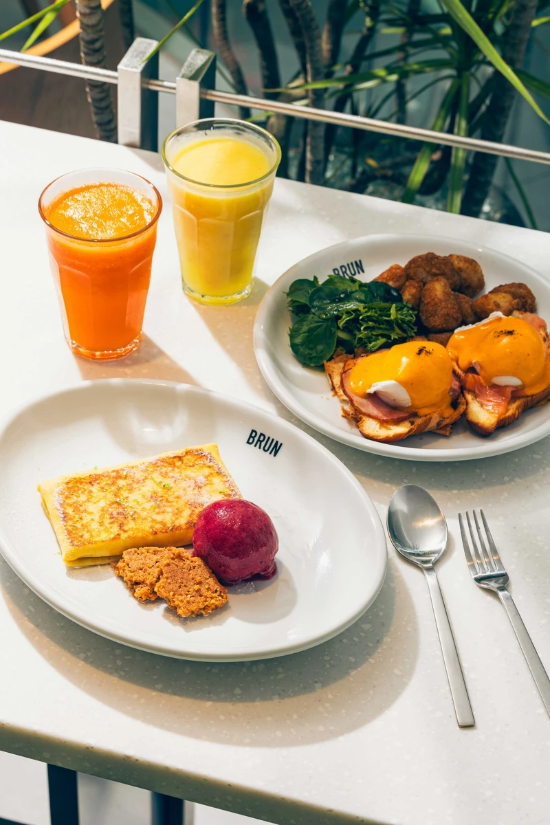 班尼迪克蛋(左)、乳酪可麗餅與野莓雪酪(右)。 班尼迪克蛋(左)、乳酪可麗餅與野莓雪酪(右)。