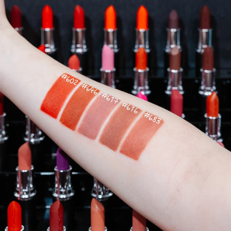 MACximal極自我柔霧唇膏(左起)#602CHILI嗆紅小辣椒、#646 MARRAKESH肉桂紅茶、#617 VELVET TEDDY泰迪甜莓、#616 TAUPE榛果可可、#683 CAFÉ MOCHA咖啡摩卡手部試色。 MACximal極自我柔霧唇膏(左起)#602CHILI嗆紅小辣椒、#646 MARRAKESH肉桂紅茶、#617 VELVET TEDDY泰迪甜莓、#616 TAUPE榛果可可、#683 CAFÉ MOCHA咖啡摩卡手部試色。