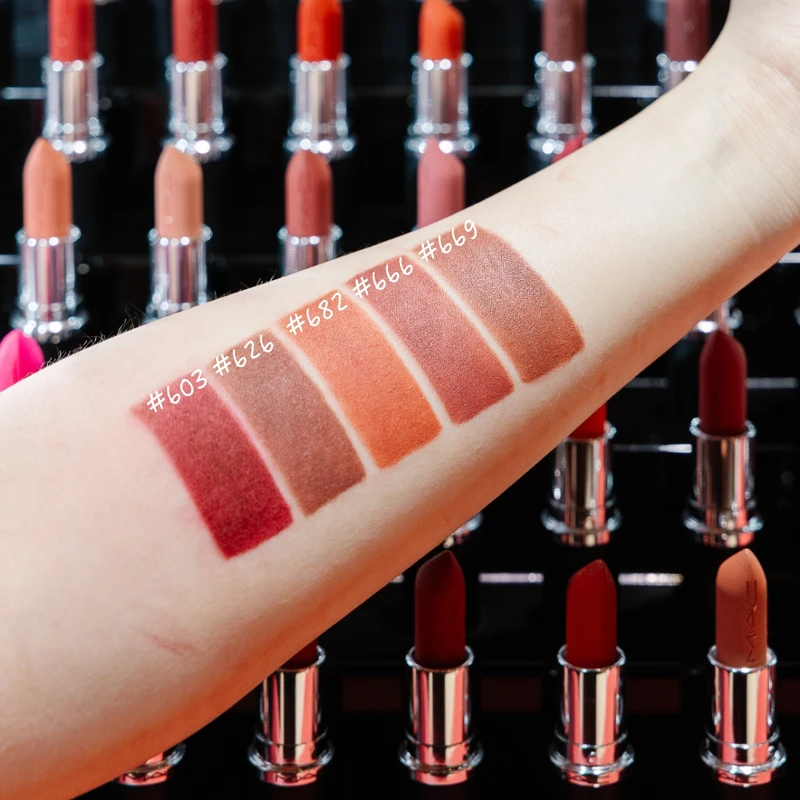 MACximal極自我柔霧唇膏(左起) #603 DIVA酒漬櫻桃、#626 WHIRL純濃可可、#682 MULL IT TO THE MAX杏甜奶茶、##666 SWEET DEAL玫瑰冷萃、#669 WARM TEDDY暖萌泰迪手部試色。 MACximal極自我柔霧唇膏(左起) #603 DIVA酒漬櫻桃、#626 WHIRL純濃可可、#682 MULL IT TO THE MAX杏甜奶茶、##666 SWEET DEAL玫瑰冷萃、#669 WARM TEDDY暖萌泰迪手部試色。